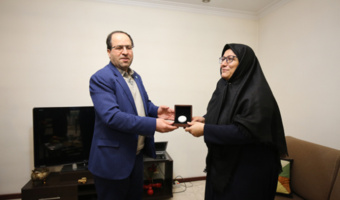 دکتر سید محمد مقیمی، رئیس دانشگاه تهران همزمان با ایام الله دهه فجر انقلاب اسلامی با حضور در منزل شهید هوشنگ ترکاشوند، با خانواده شهید دیدار کرد.