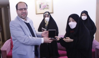 دکتر سید محمد مقیمی در آستانه روز دانشجو با حضور در منزل شهید سیدکاظم کاظمی دانشجوی شهید دانشکده علوم اجتماعی دانشگاه تهران با خانواده این شهید دیدار و گفت‌وگو کرد.