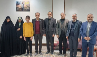 هم‌زمان با ایام‌الله دهه فجر انقلاب اسلامی، دکتر سیدحسین حسینی، سرپرست دانشگاه تهران با حضور در منزل جانباز شهید رحمت اله ابوالقاسمی یزدی دانش آموخته شهید دانشکده جغرافیا دانشگاه تهران با خانواده این شهید دیدار و گفت‌وگو کرد.